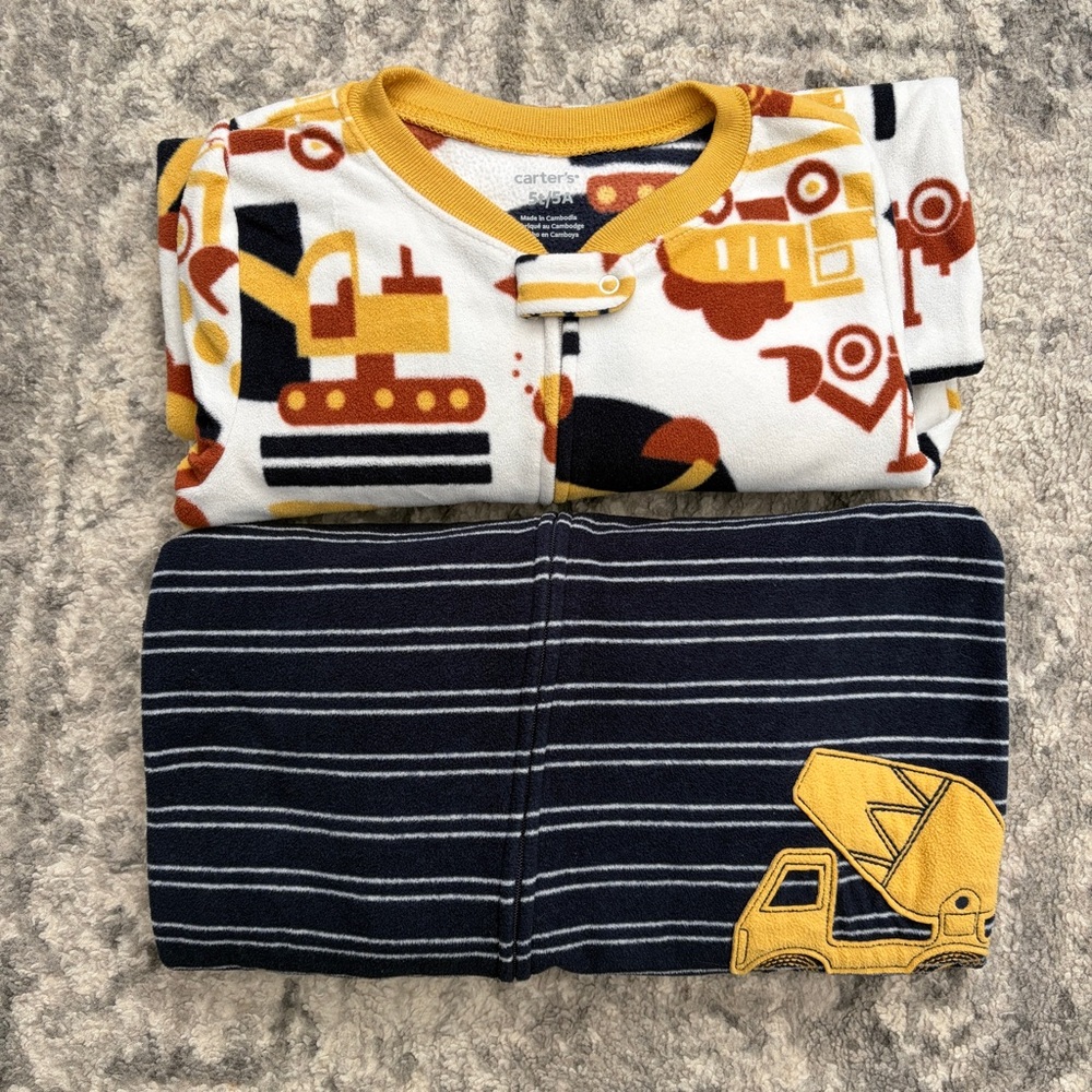 2 Carter’s 5T Sleepers, Boys Pyjamas One Piece, Construction Trucks